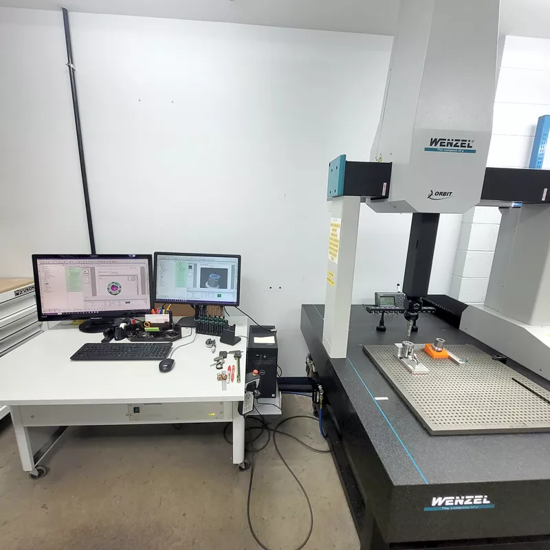 A equipe de controle de qualidade da Humanetics usa o PolyWorks|Inspector com uma máquina tridimensional Wenzel XO55 para medir peças