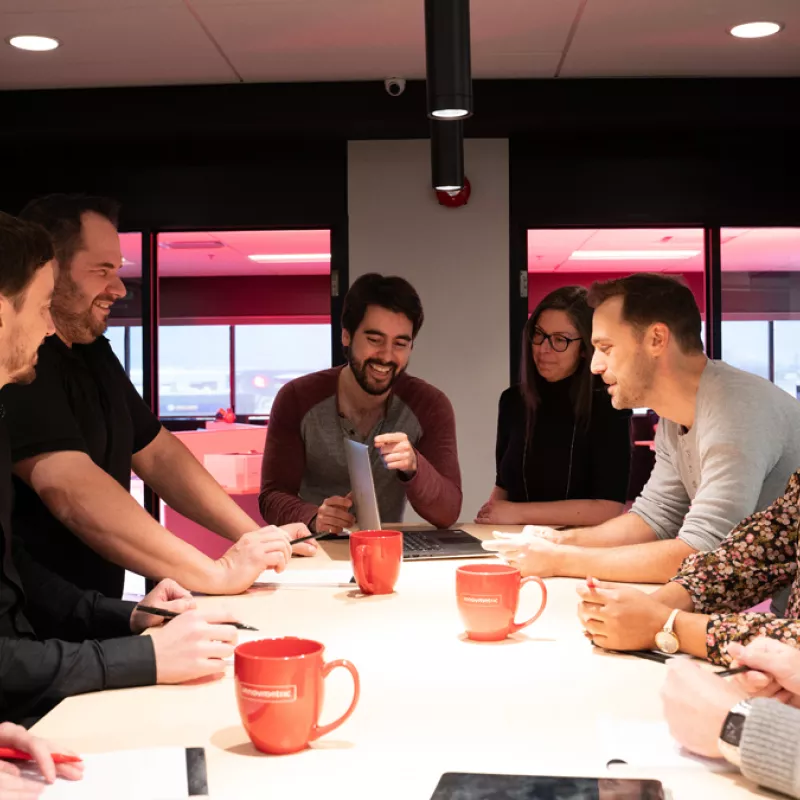 Funcionários da InnovMetric discutindo na sede na Cidade de Quebec, Canadá.